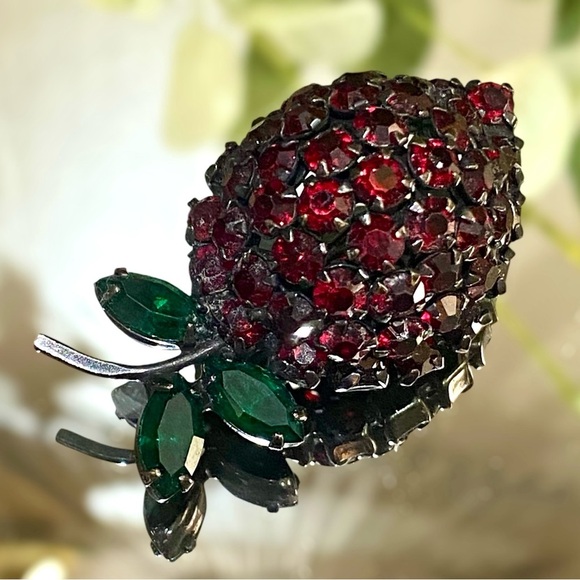 Vintage Estate Warner Ruby Red Rhinestone Brooch Japanned Black Strawberry - Picture 2 of 6